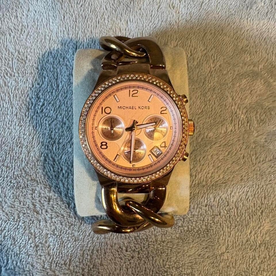 Michael Kors Mk3247 Ladies Rose Gold Runway Twist Watch.